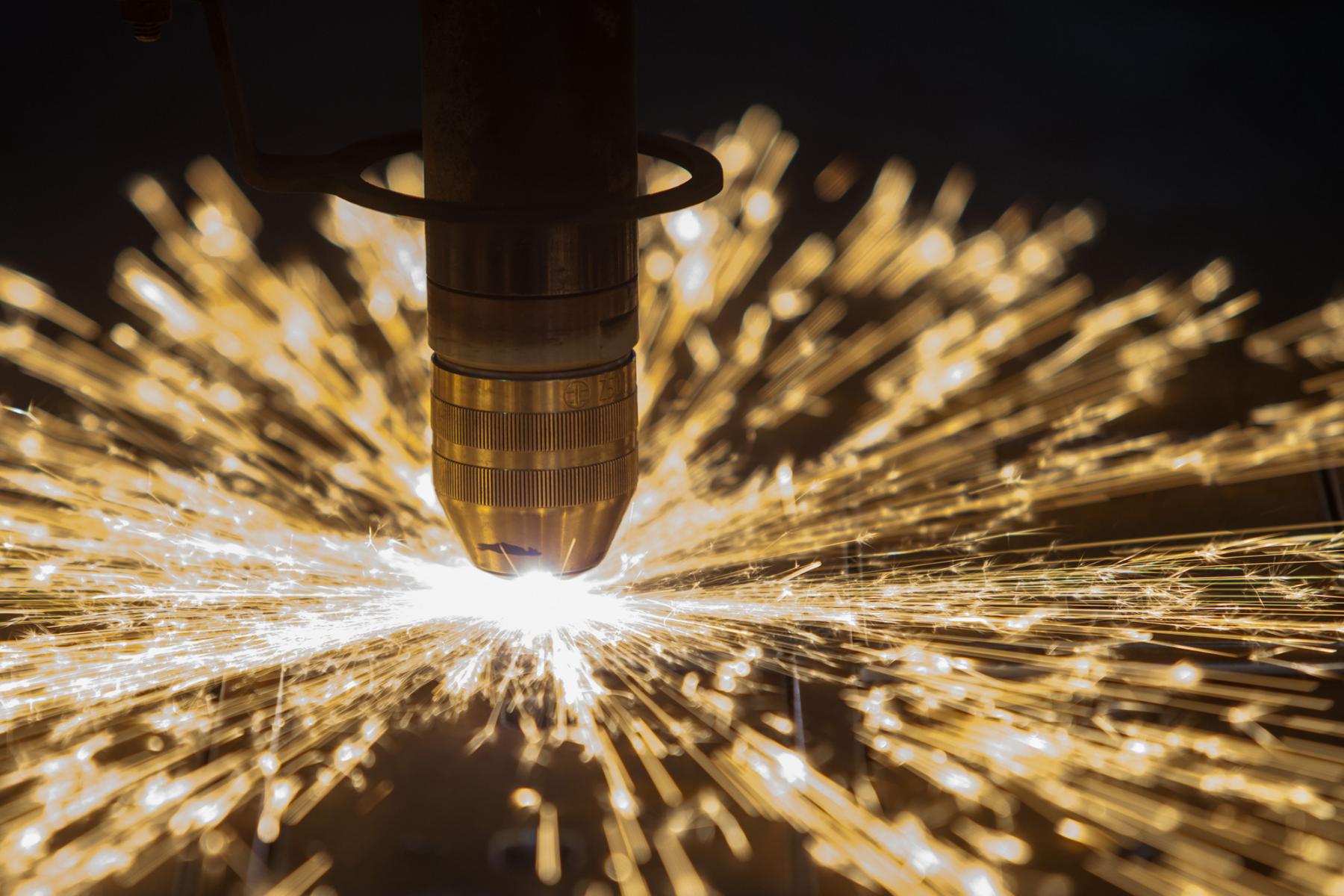 Plasma cutting with flying sparks