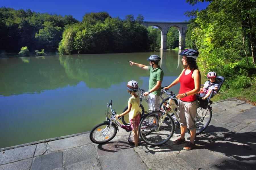 Image of family with bicycles on the Neisse