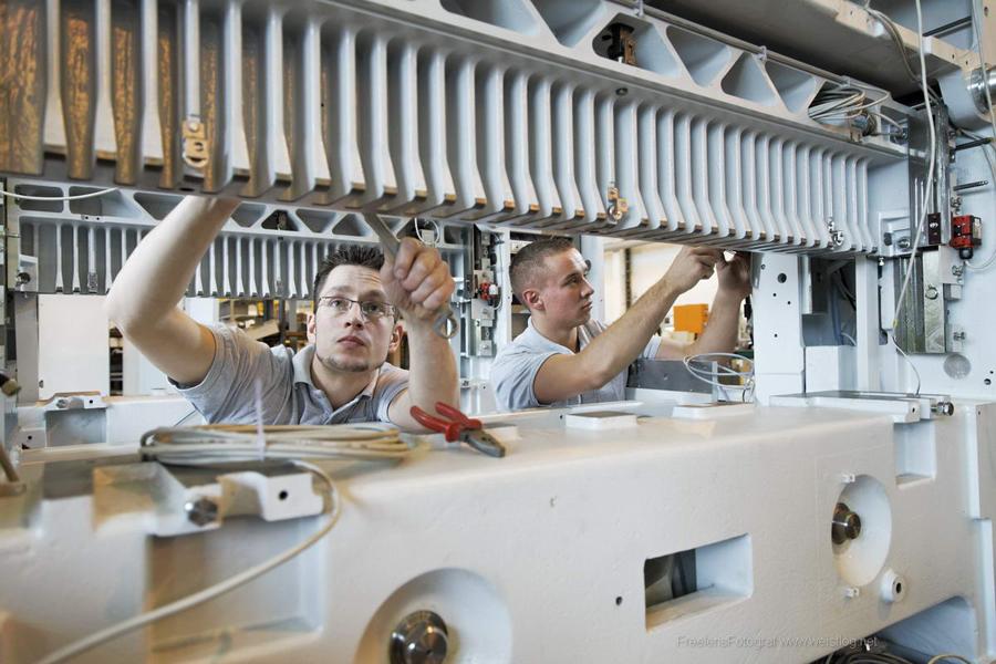 Bild Menschen im Produktionsprozess bei der PERFECTA Schneidemaschinenwerk GmbH